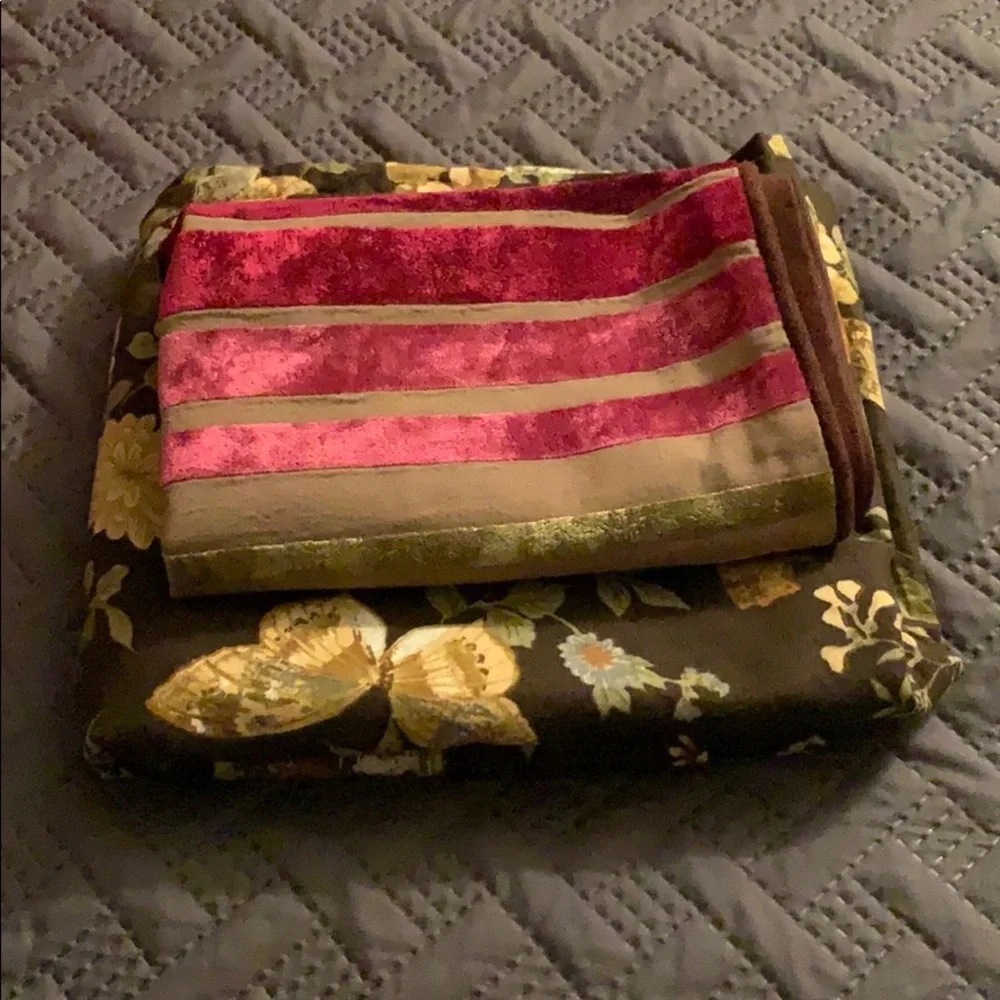 Bundle of two pillow cases Pre Owned